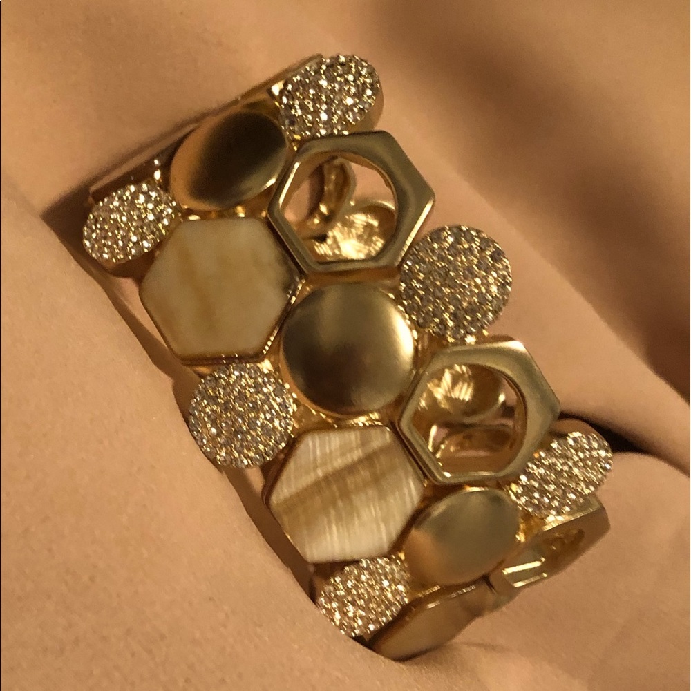 Geometric fitted stretchable bangle